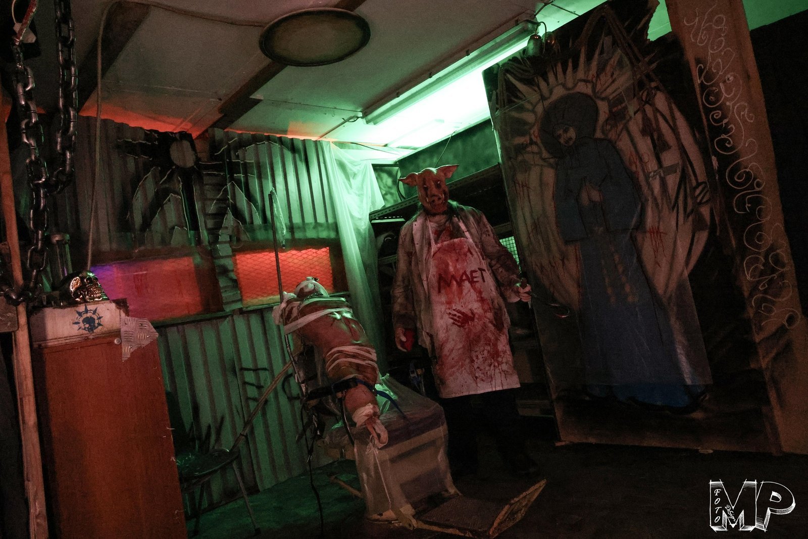 Scenografi fra Halloween Horror House i grønt og rødt lys