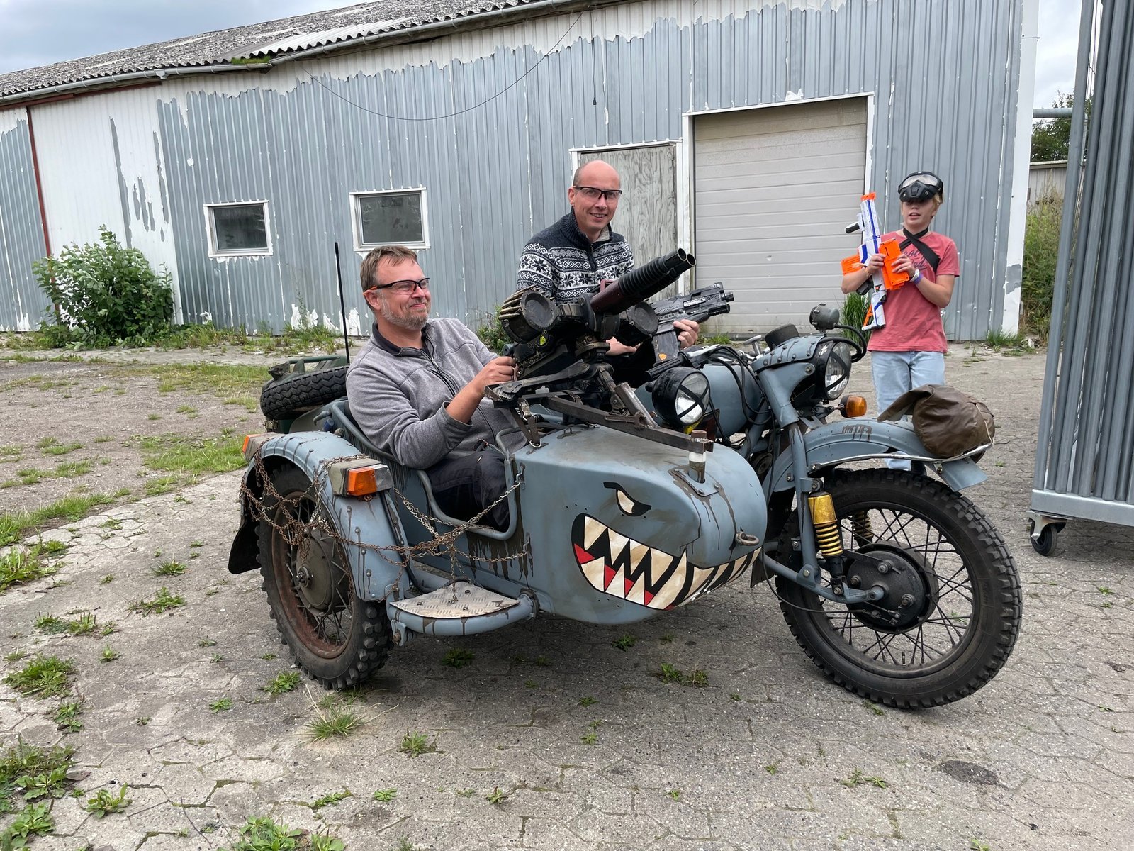 Deltagere med NERF-blastere ved en ombygget sidevognsmotorcykel