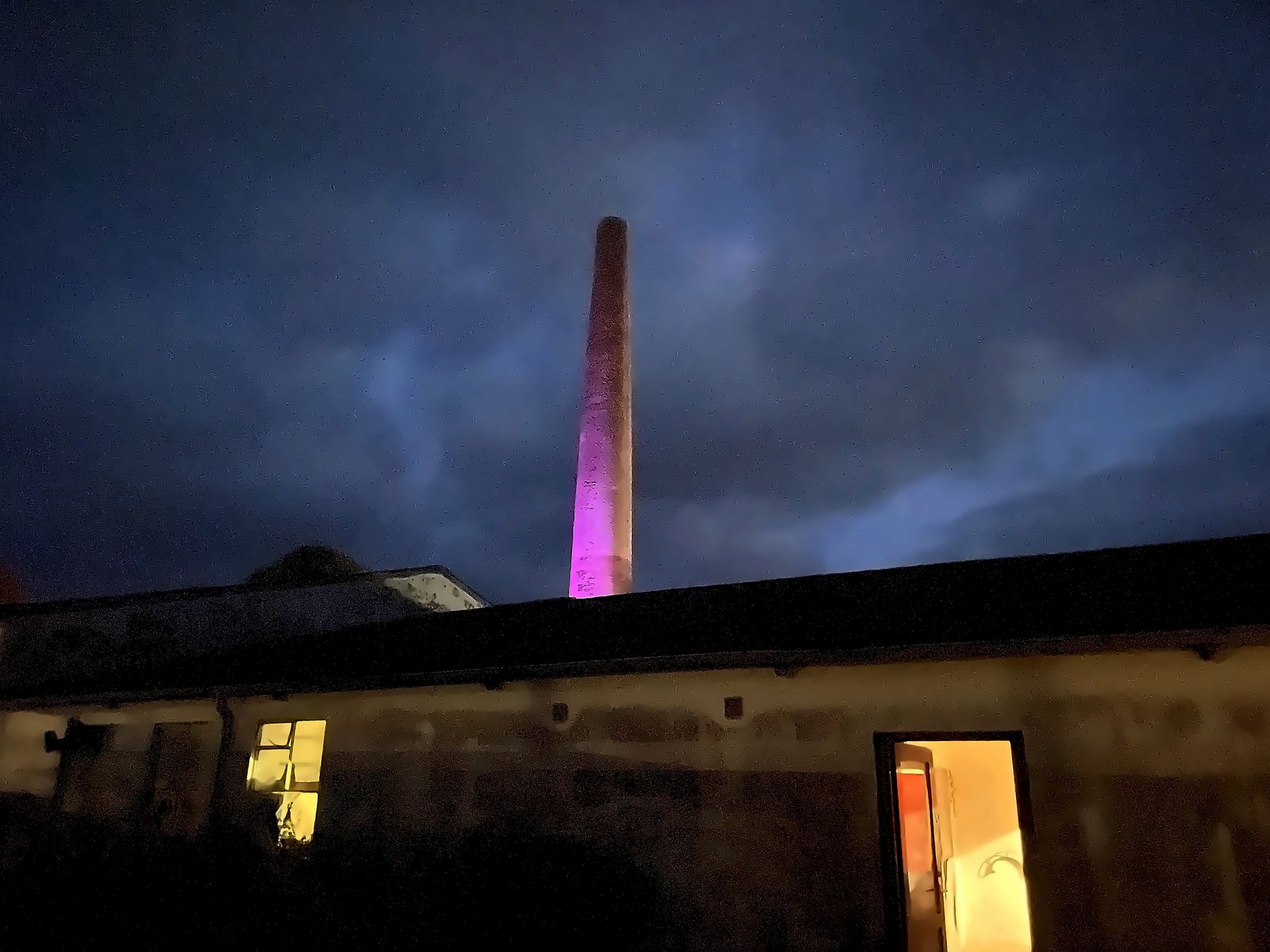 Wonderlands skorsten lyser op om aftenen