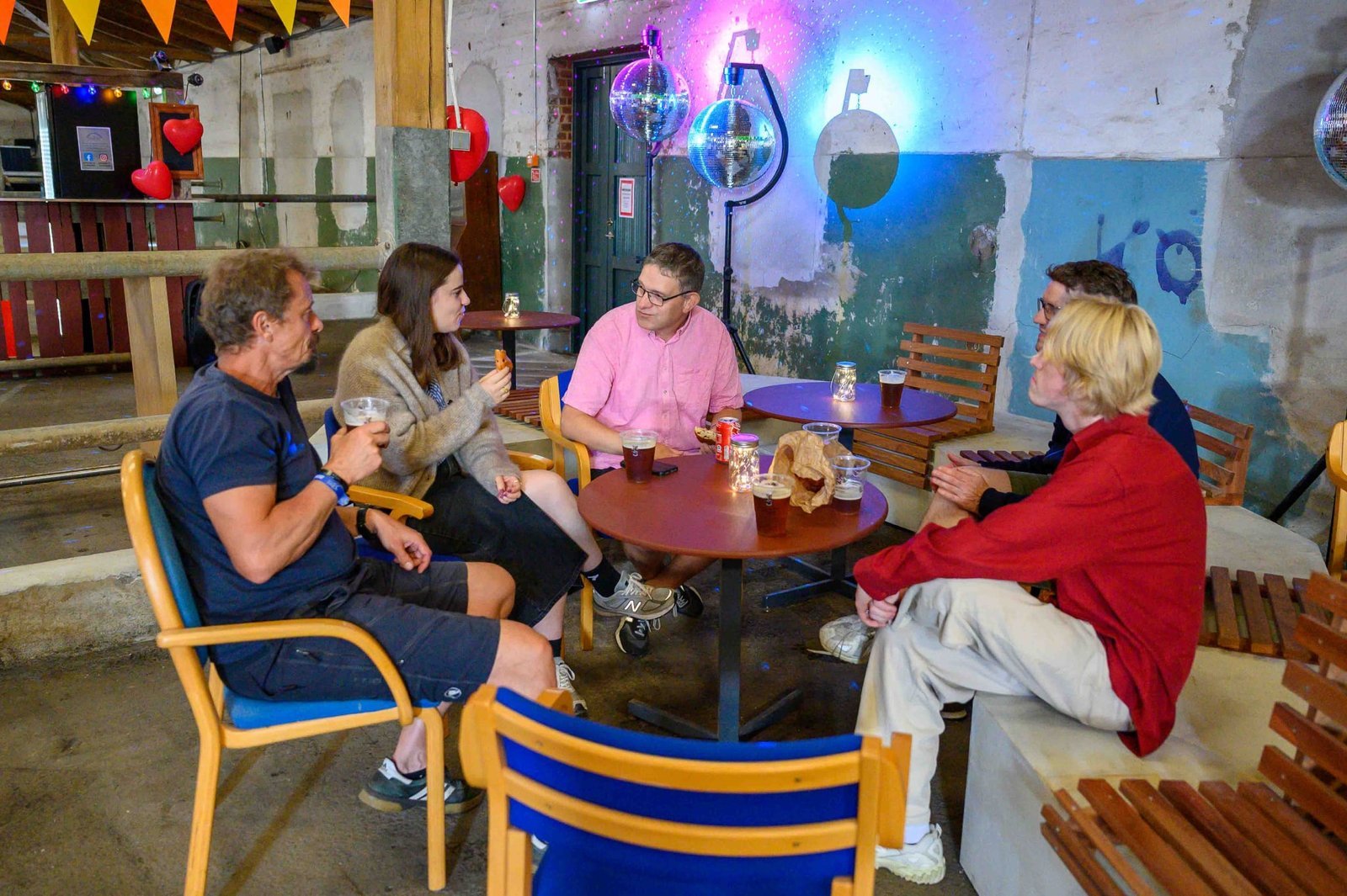 Frivillige mødes til hygge i Wonderlands bar